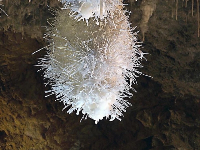 Mineral dentro de la cueva
