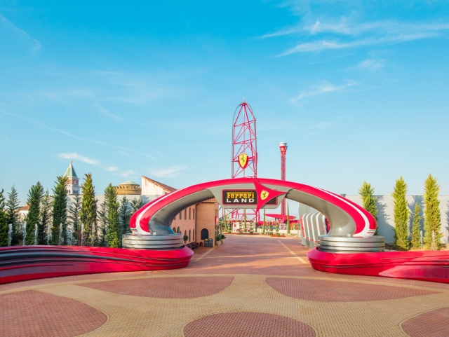 Zugang zum Ferrari Land 