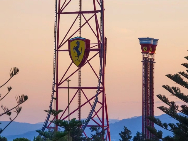 Ferrari Land bei Sonnenuntergang 