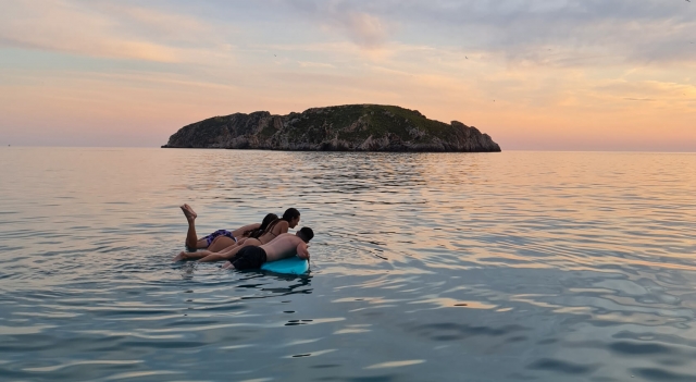  Amis profitant du coucher de soleil sur une planche de Paddle Surf 