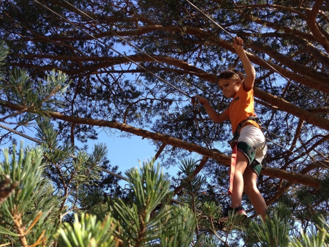 Niña manteniendo el equilibrio