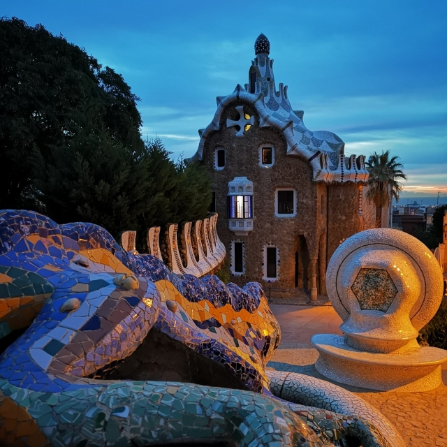  Maison de garde et banc de serpent aux tuiles colorées