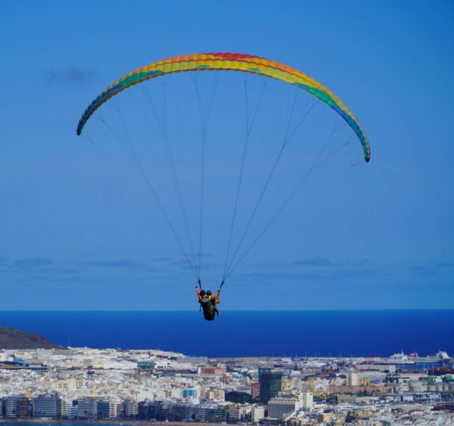 Gleitschirmflug mit Blick auf den Teide 