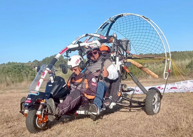  Parapente com motor antes de decolar 