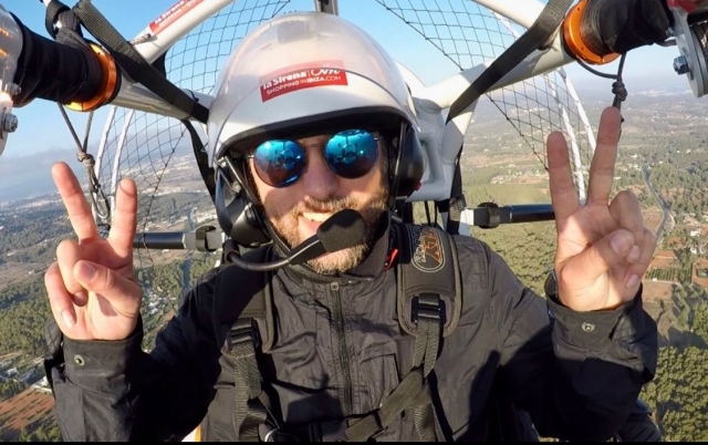  Menino gostando de voar em um paramotor 