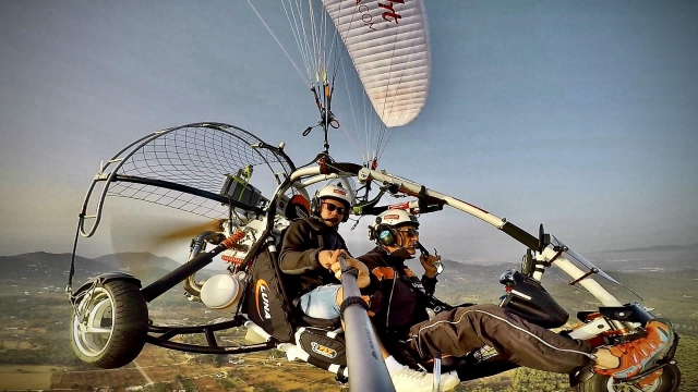  Parapente motorizado sobrevoando o céu de Ibiza 