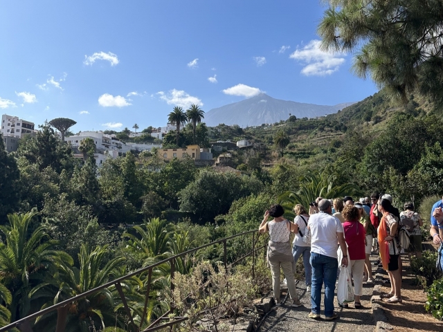 Grupo visitando el Jardín Botánico