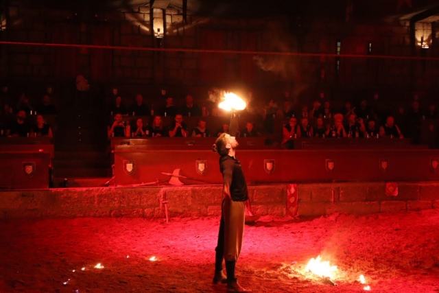  Spettacolo con acrobazie 