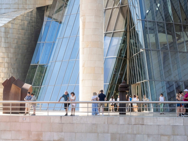 Tour por el exterior del museo
