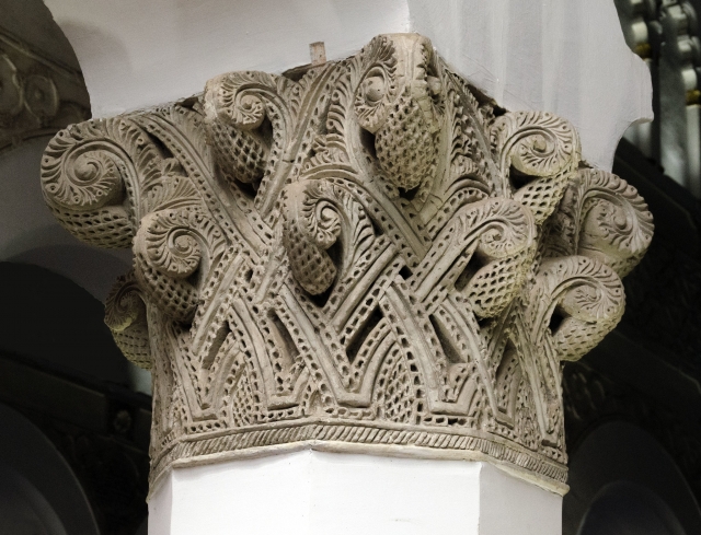  Details of the columns of the Santa María la Blanca Synagogue 