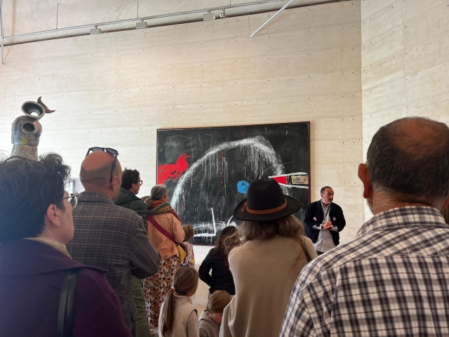Grupo visitando las obras de Miró