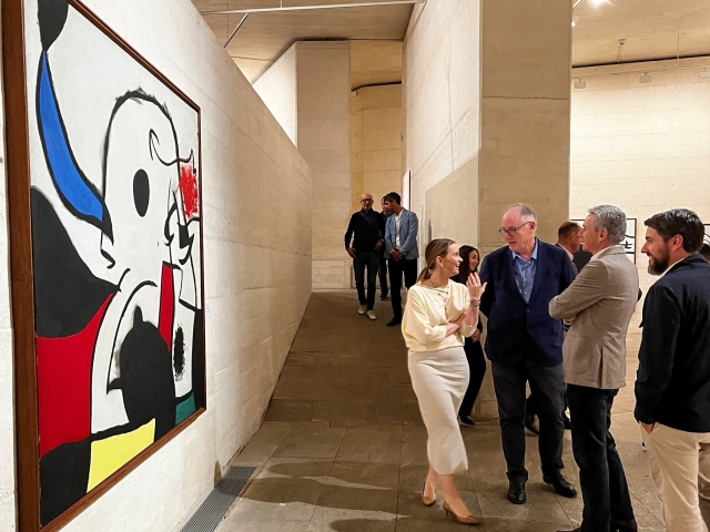 Gente contemplando el cuadro de Miró