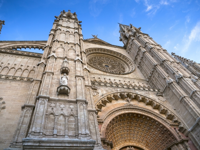  Façade de la cathédrale 