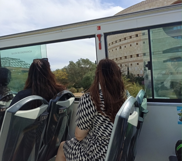 Chicas en el autobús turístico de Sevilla