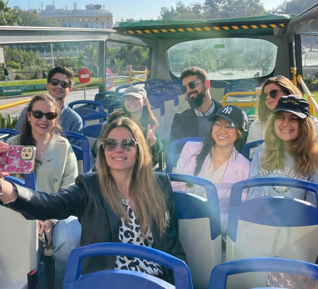 Grupo de amigos disfrutando del bus turístico