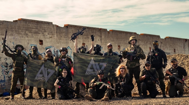  Amigos se divertindo jogando Airsoft 