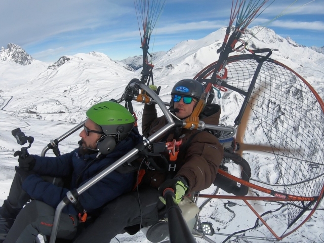  Snowy Pyrenees on a paramotor 
