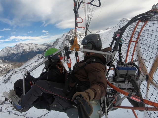  Fly over the Pyrenees on a paramotor 
