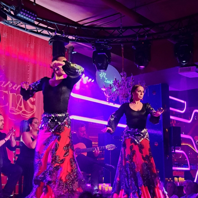 Danseurs avec jupes 