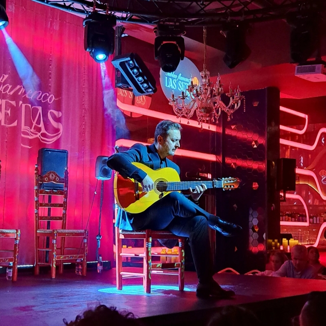  Musicien avec guitare espagnole