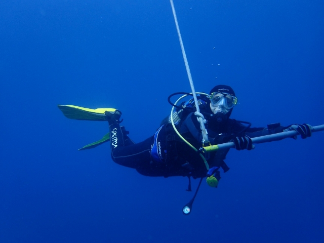 Chica disfrutando bajo el mar