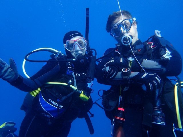 Pareja contenta mientras hacen buceo
