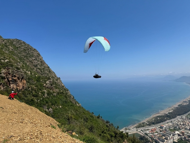  Volo in parapendio con vista sul mare