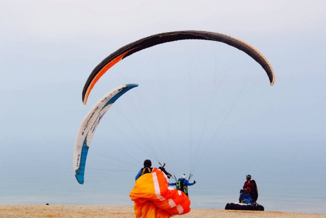  Atterraggio in parapendio sulla spiaggia 