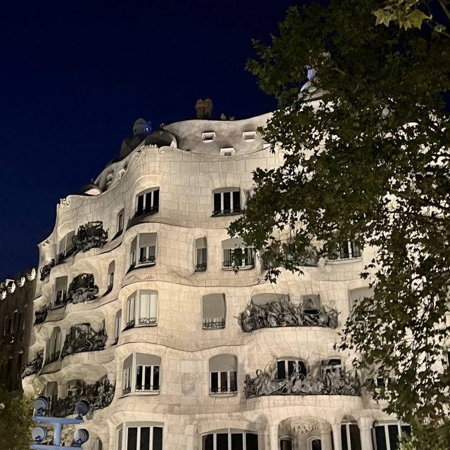  La Pedrera illuminée
