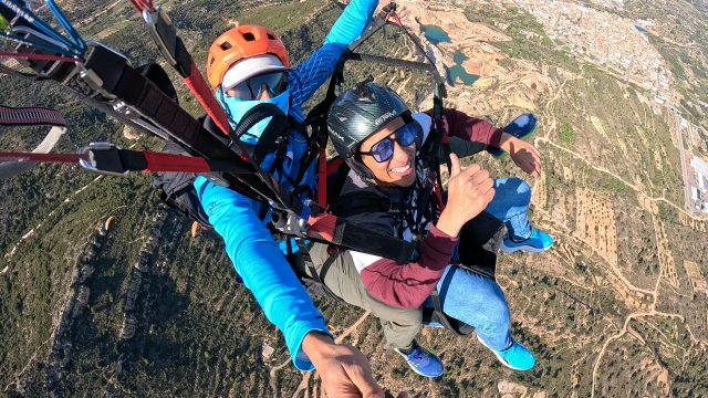  Get to know the beauty of Villar del Arzobispo during a paragliding flight 