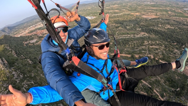  Enjoy a paragliding flight through Valencia 