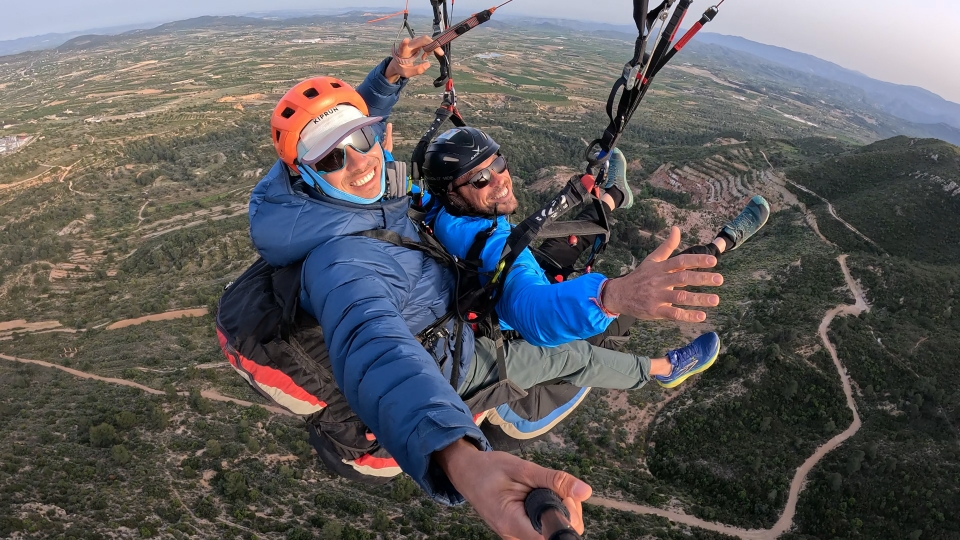  Paragliding in the Villar del Arzobispo mountain range 