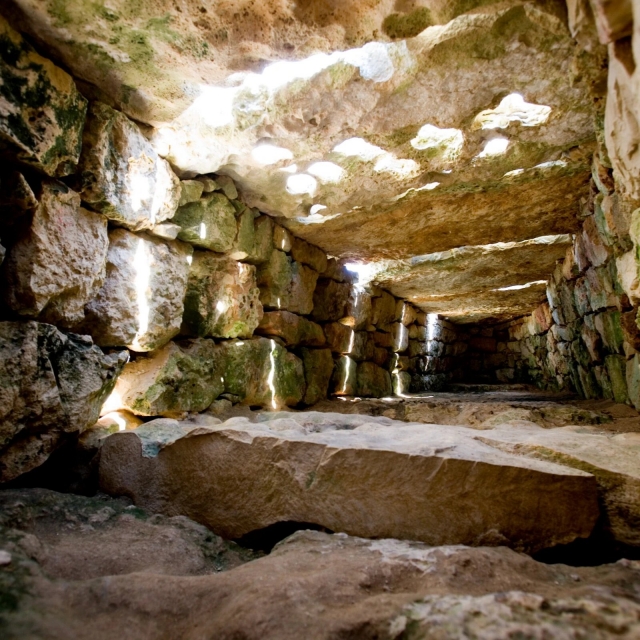  Intérieur de la Naveta d’Es Tudons
