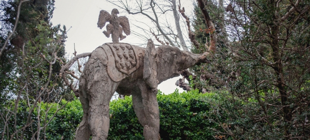  Sculpture d'éléphant dans le jardin du château 