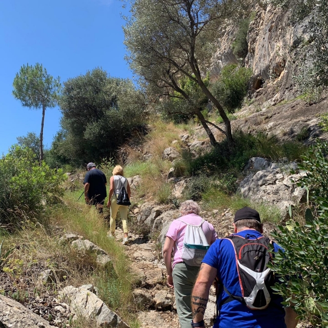  Gruppo che fa un tour del complesso di grotte 