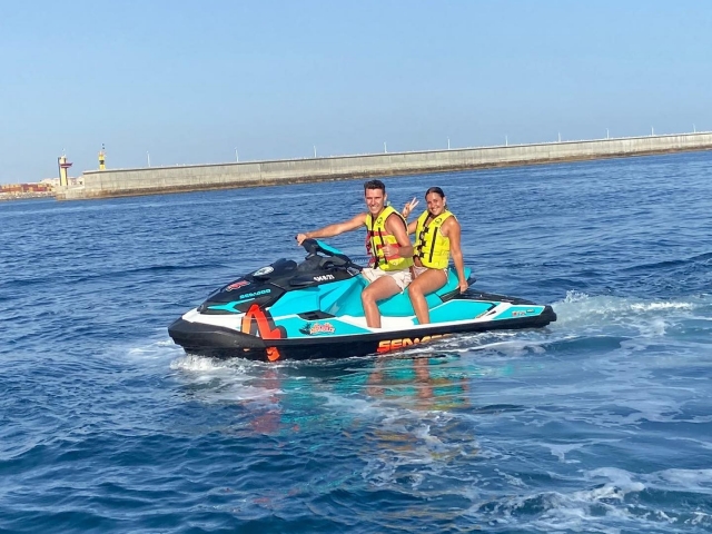  Moto d'acqua a due posti attraverso mediterraneo