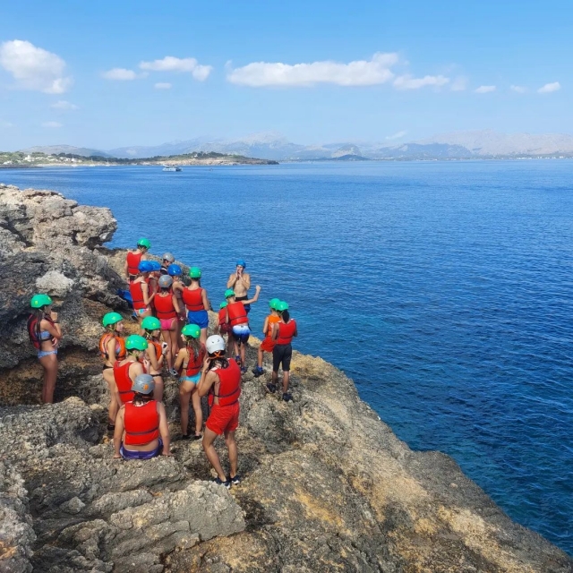  Amis faisant du coasteering à Majorque 