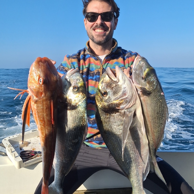 在海岸上体验钓鱼冒险 