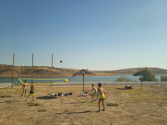 Jugando al voley en el campamento