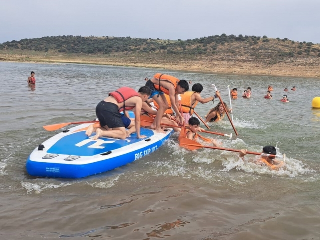Juegos de paddle surf en el campamento