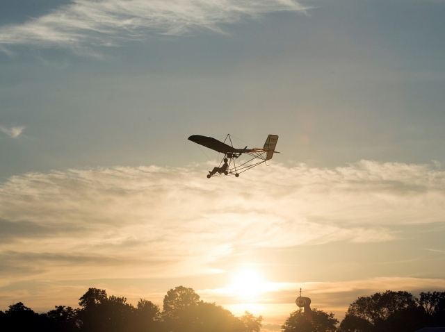 Vuelo en ultraligero al atardecer