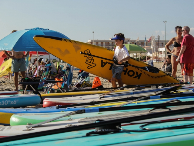  在 Playa Pau Pi 划桨冲浪 