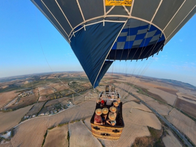 Contempla el impresionante espectáculo de varios globos aerostáticos elevándose en el cielo azul de Arcos de la Frontera.