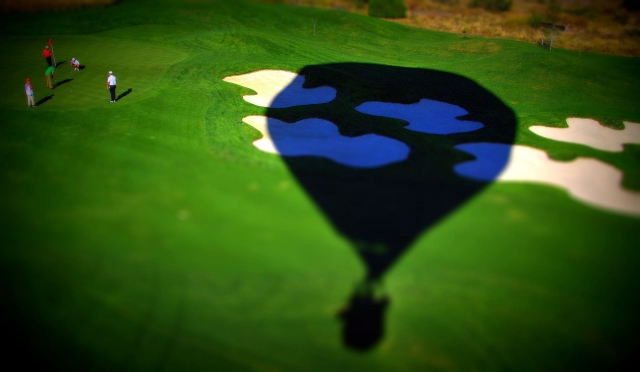 La silueta de nuestro globo aerostático se proyecta sobre el verde de un campo de golf cercano a Arcos de la Frontera, ofreciendo una perspectiva diferente.