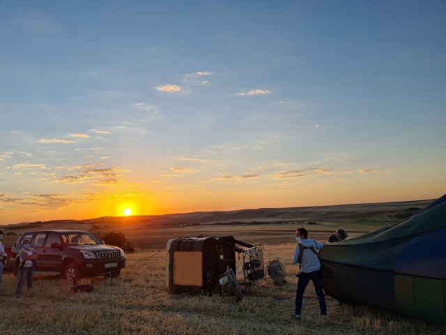 Amanecer mágico en Arcos: Preparando la aventura de volar en globo