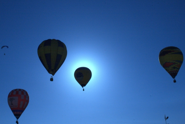 El amor está en el aire granadino de Guadix, flotnado en globo sobre el Geoparque