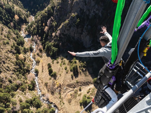 Saltando desde puente tibetano
