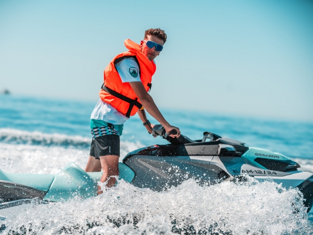 Pilota una moto acuática