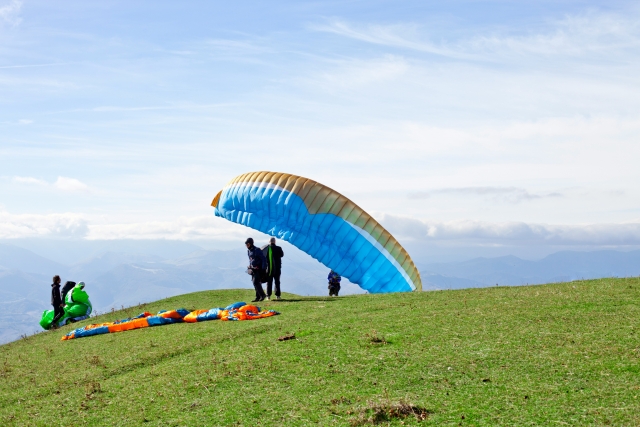  avant de se lancer dans le vol de parapente 