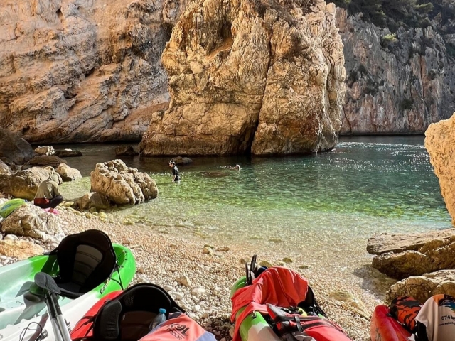 Kayaks listos para navegar en Cala Granadella